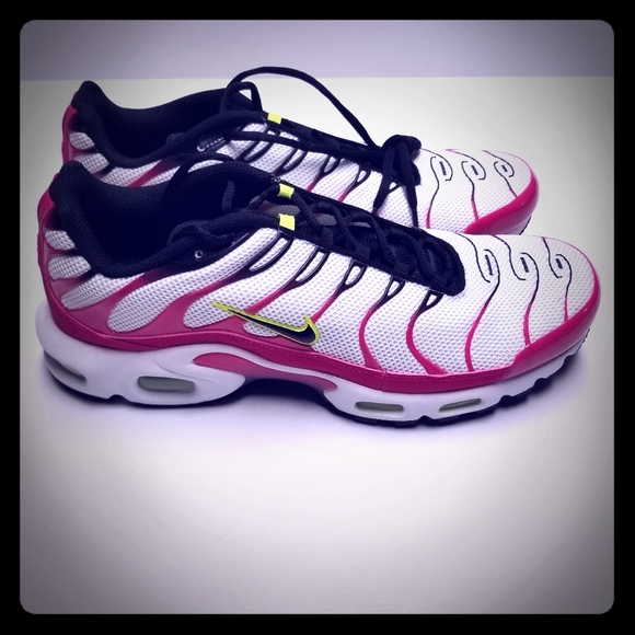 black volt air max plus